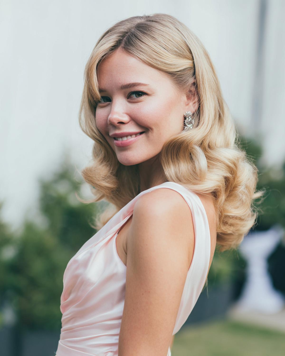 Seitenscheitel Blonde Hollywood Wellen