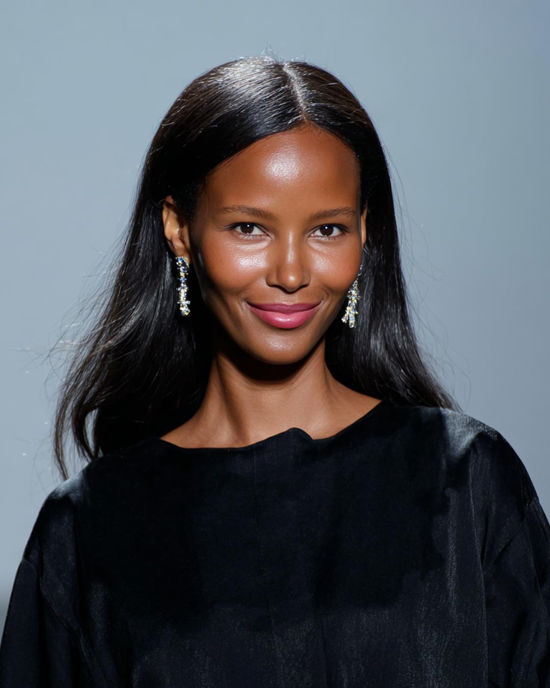 Langes Glattes Dunkles Haar Mittelscheitel