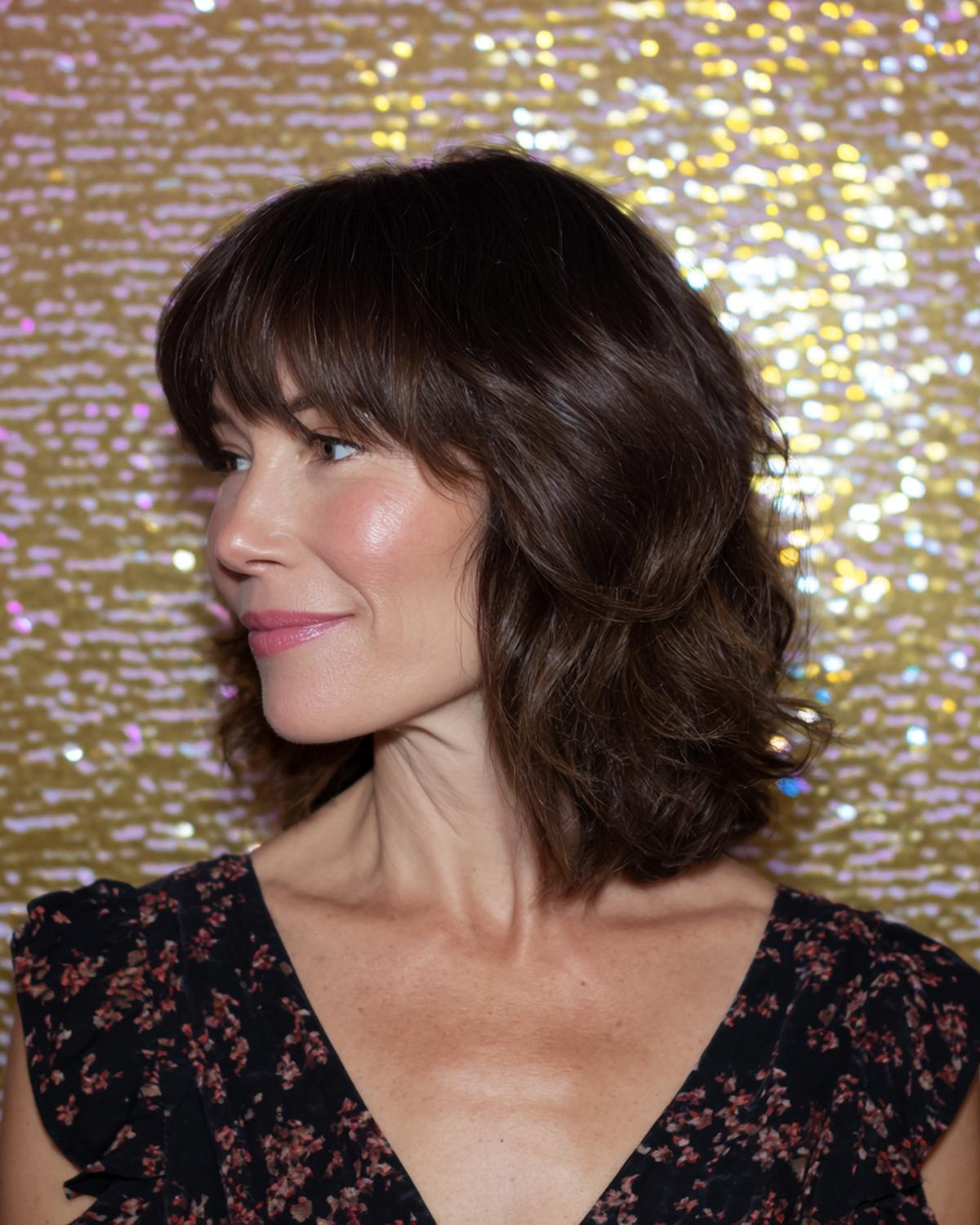 Schulterlanger Dunkelbrauner Shag Mit Pony