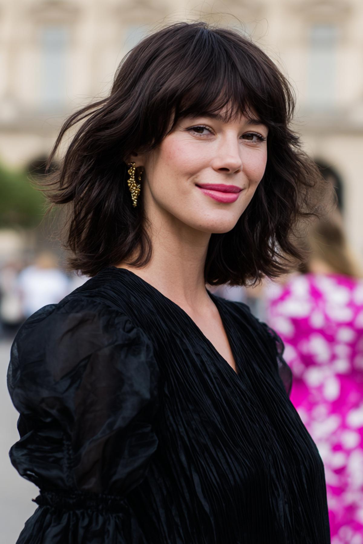 Dunkelbrauner Schulterlanger Bob Mit Pony