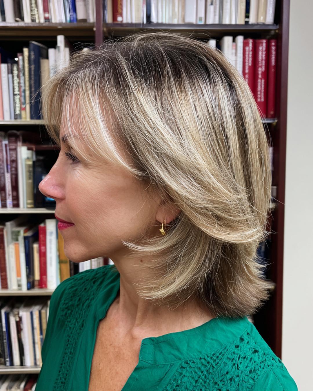 Graublondes Gestuftes Haar Mit Pony