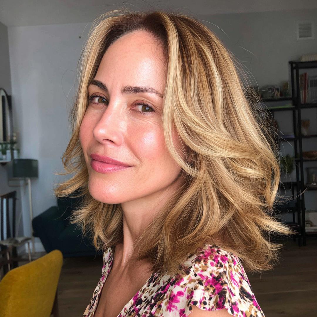 Blonder Gestufter Schnitt Mit Mittelscheitel