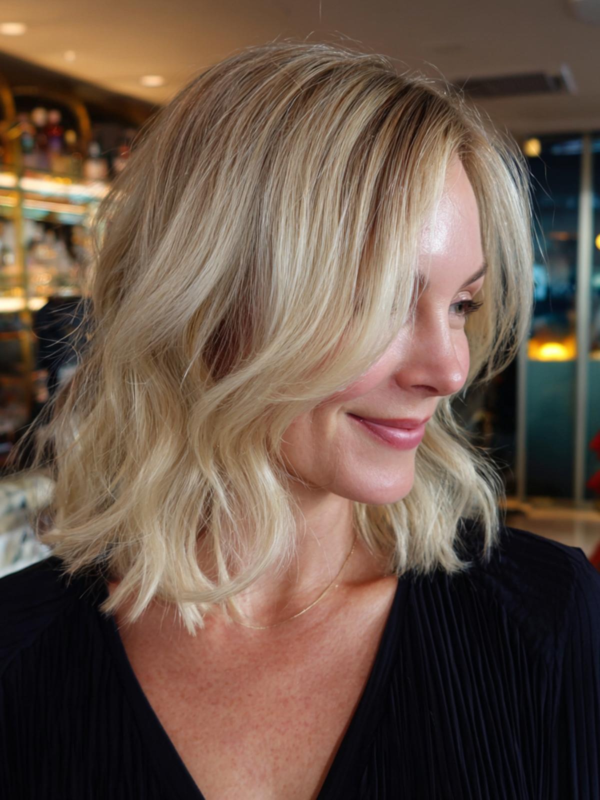 Mittellanger Blonder Wellenbob Seitenscheitel