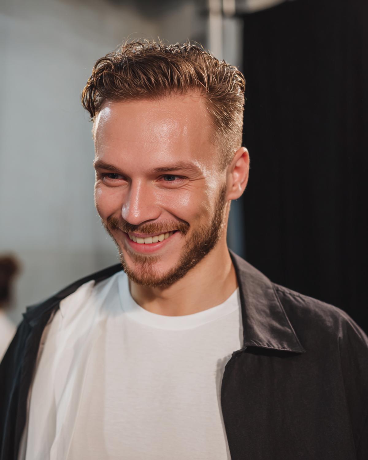 Zurückgestylter Kurzhaarschnitt Mit Glanz