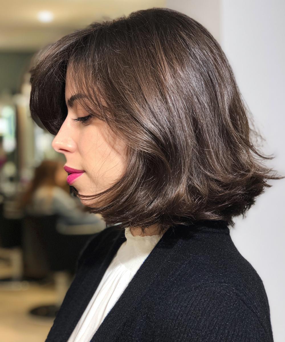 Leicht Gewellter Dunkelbrauner Bob