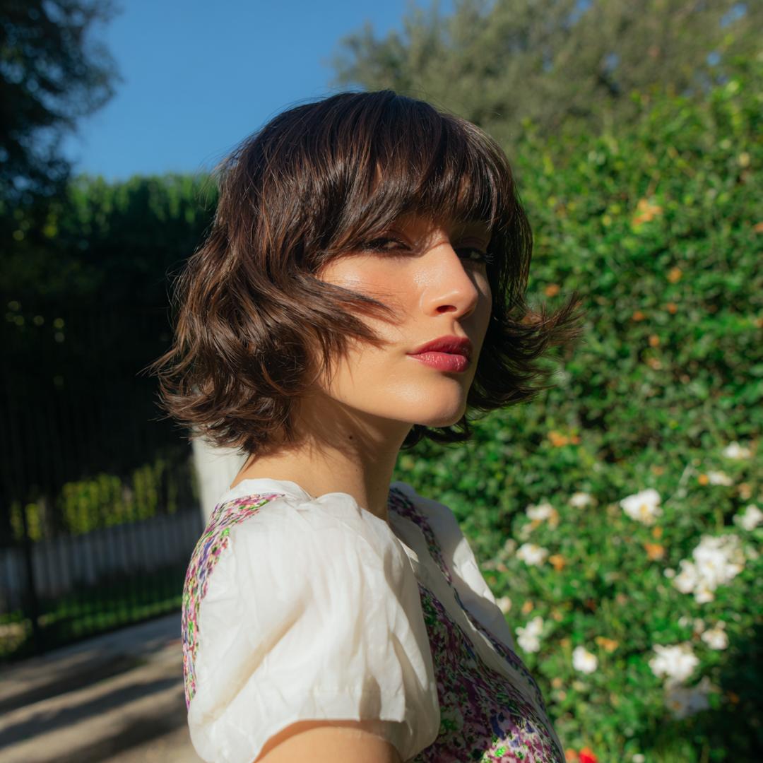 Gewellter Dunkelbrauner Bob Mit Pony