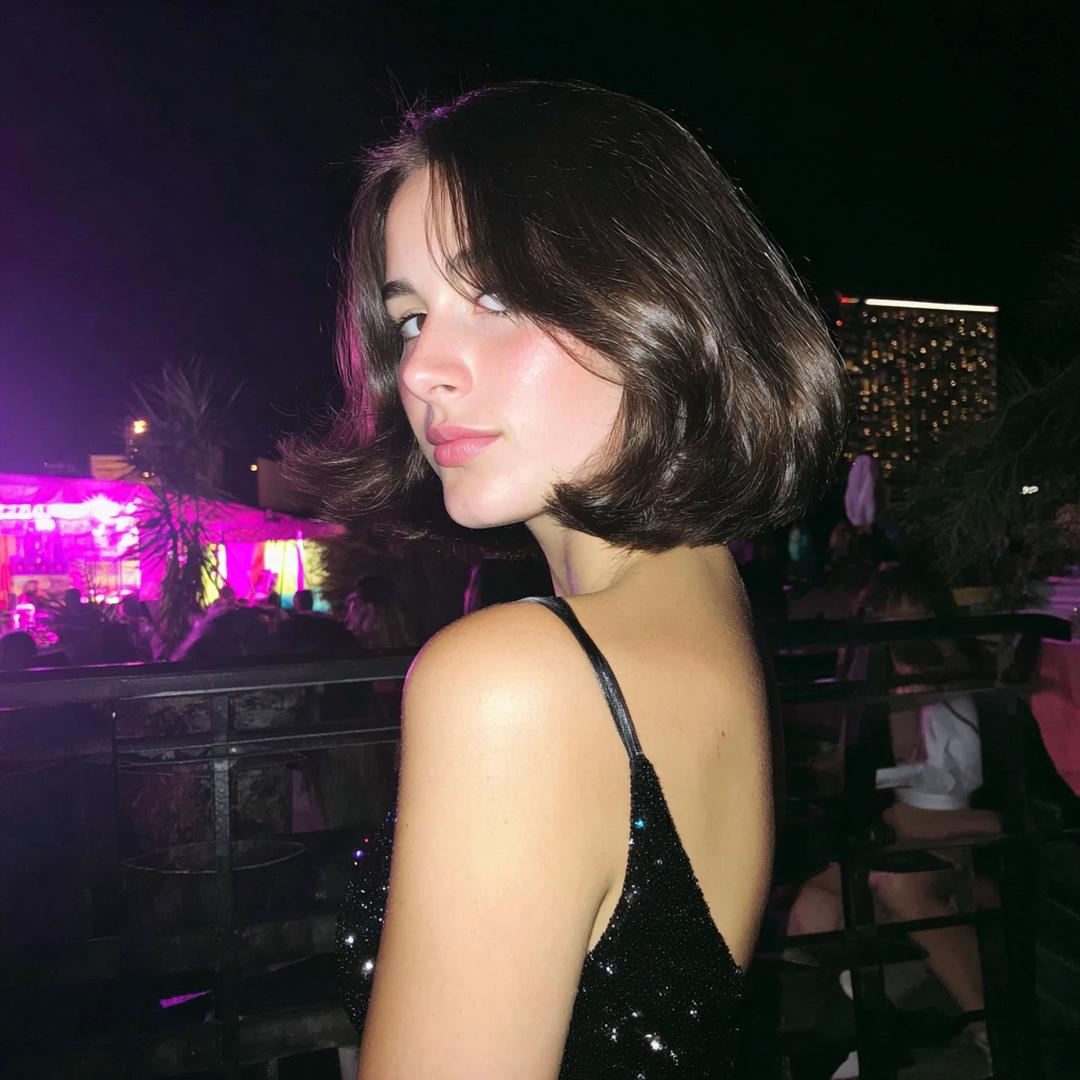 Dunkelbrauner Kinnlanger Bob