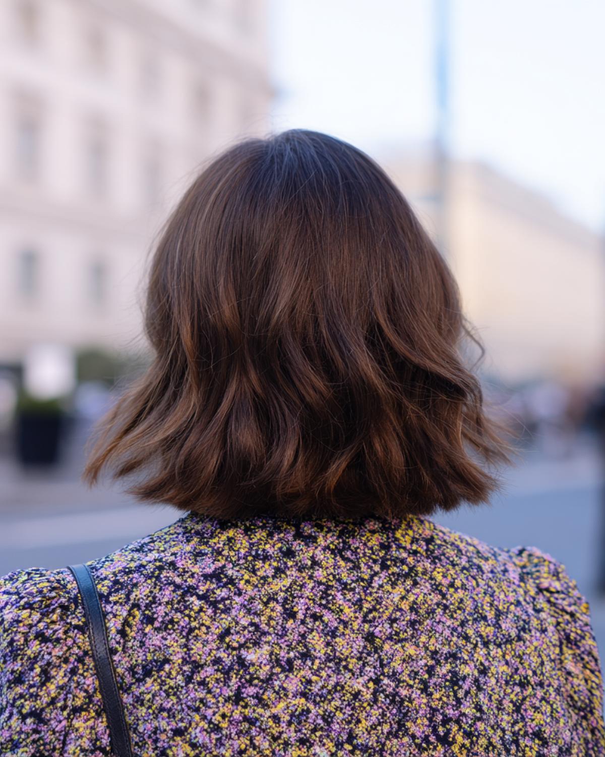 Welliges Braun Mittellang Ohne Pony