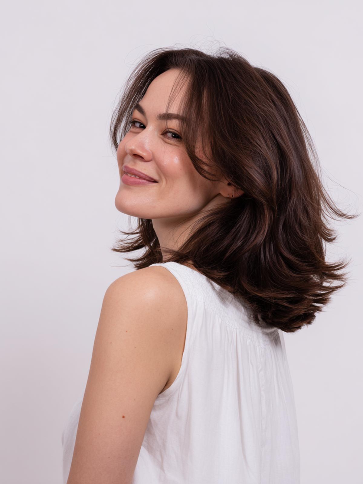 Schulterlange Dunkelbraune Stufen Mit Vorhangpony