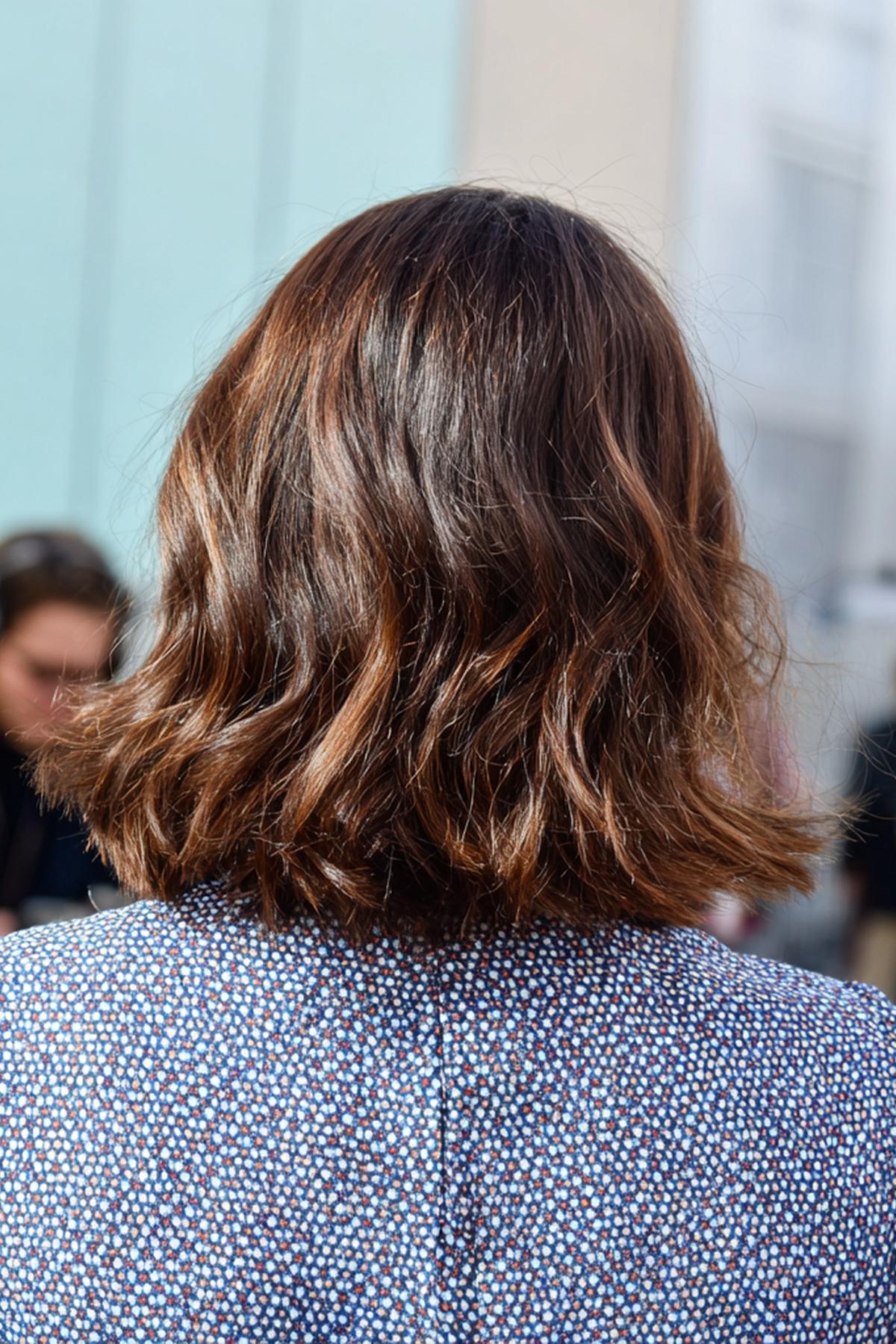 Mittellange Braune Wellen Mit Textur