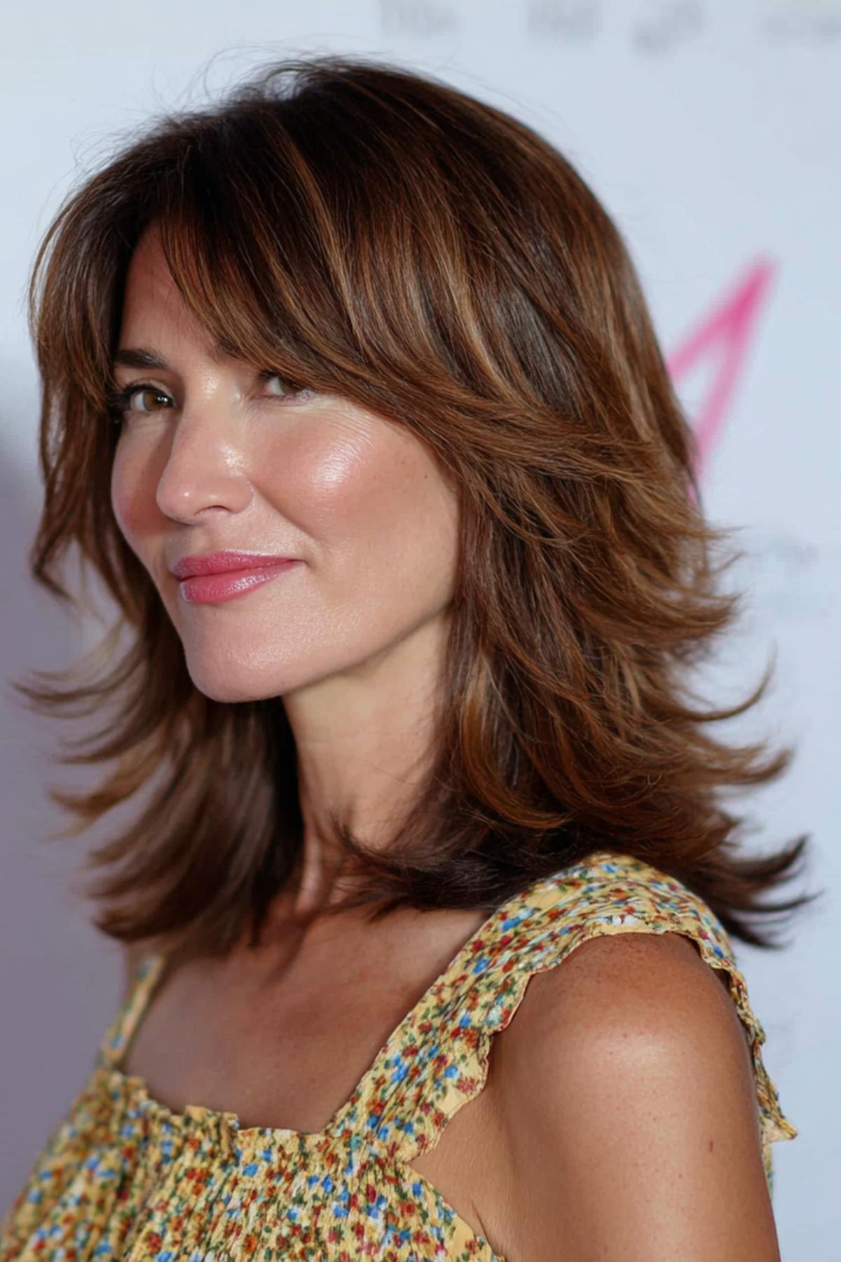 Federnder Shag mittellang mit Gesichtskontur