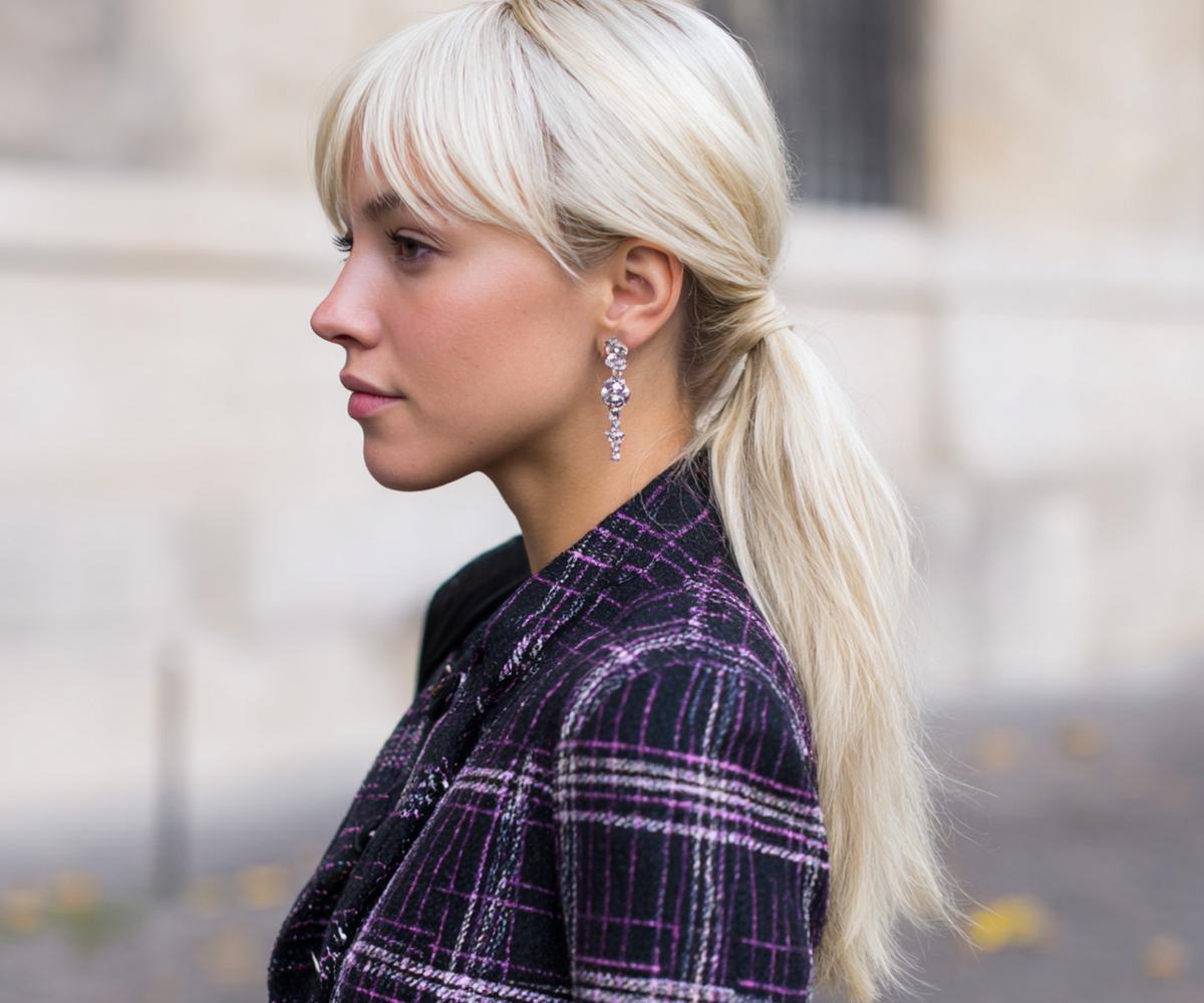 Gerader Pony mit lockerem Zopf