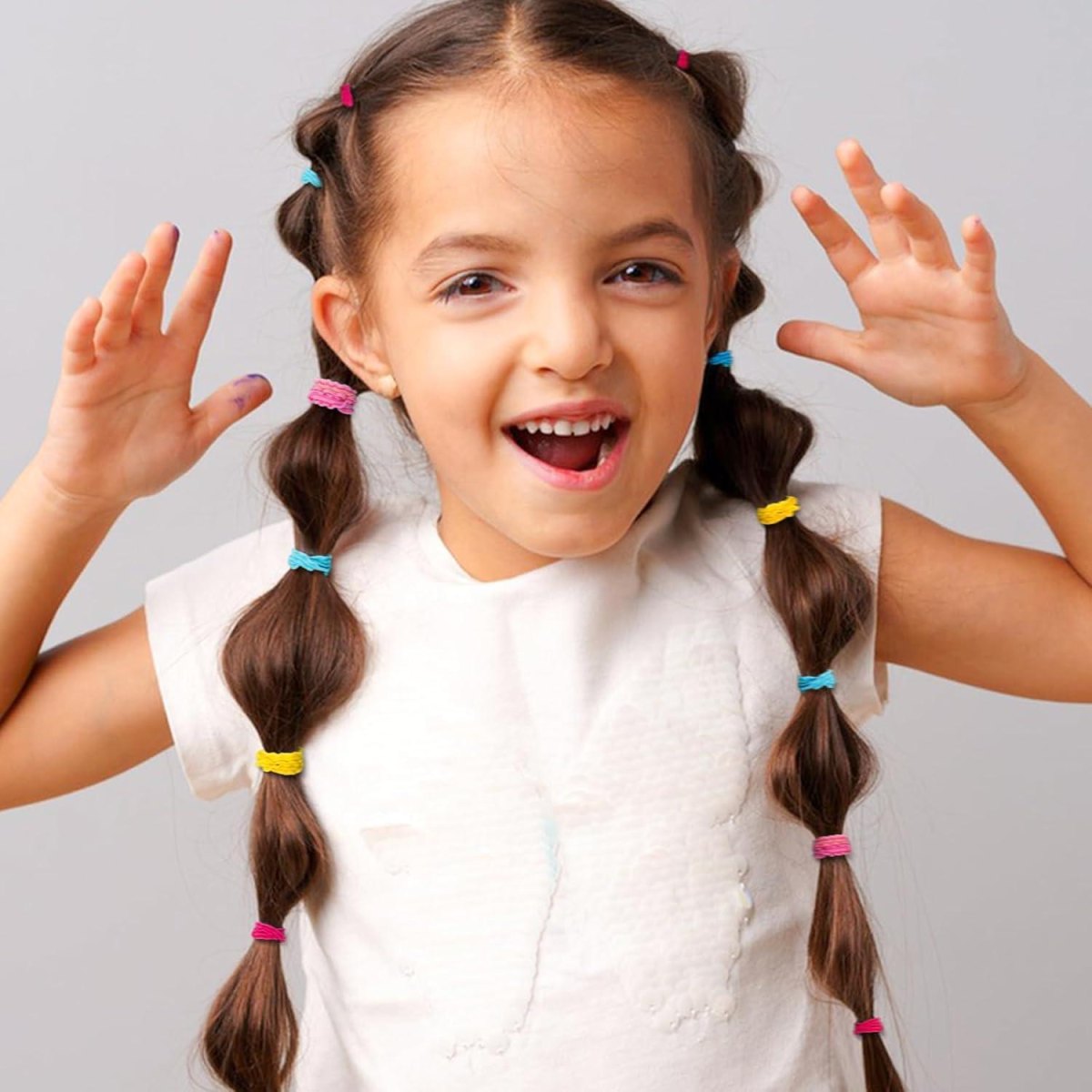 Kinderfrisur mit bunten Haargummis