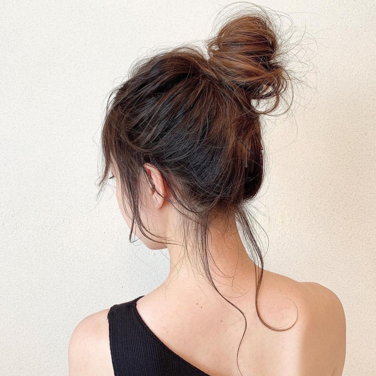 Messy Bun mit Haargummi – 18 einfache Frisuren für jeden Tag