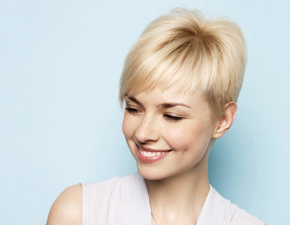 Klassischer blonder Pixie