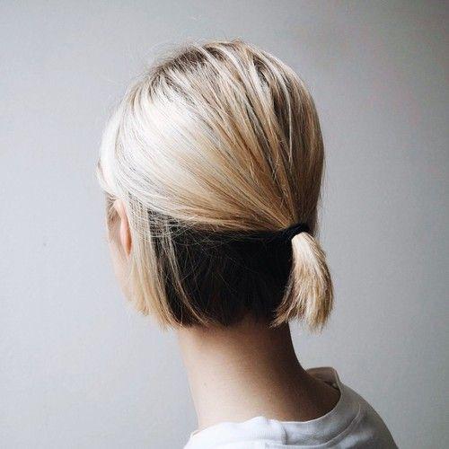 Kurze Haare mit kleinem Haargummi