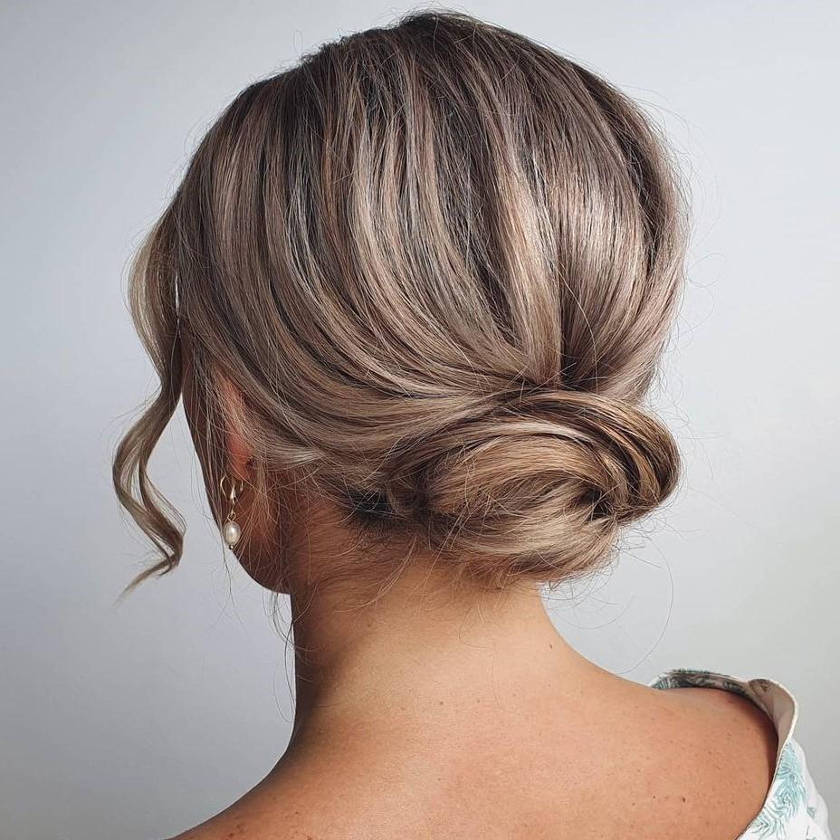 Abstehende Strähnen am Low Bun sichern