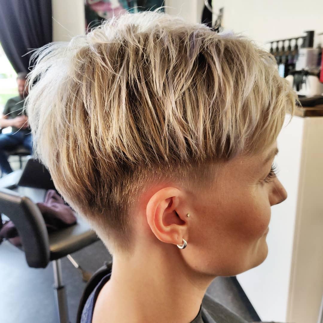 Kurzer blonder Pixie für feines Haar