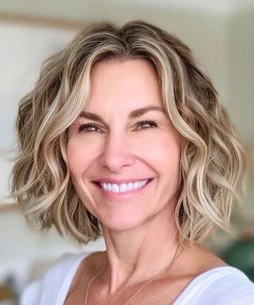 Kurzer eleganter Wavy Bob
