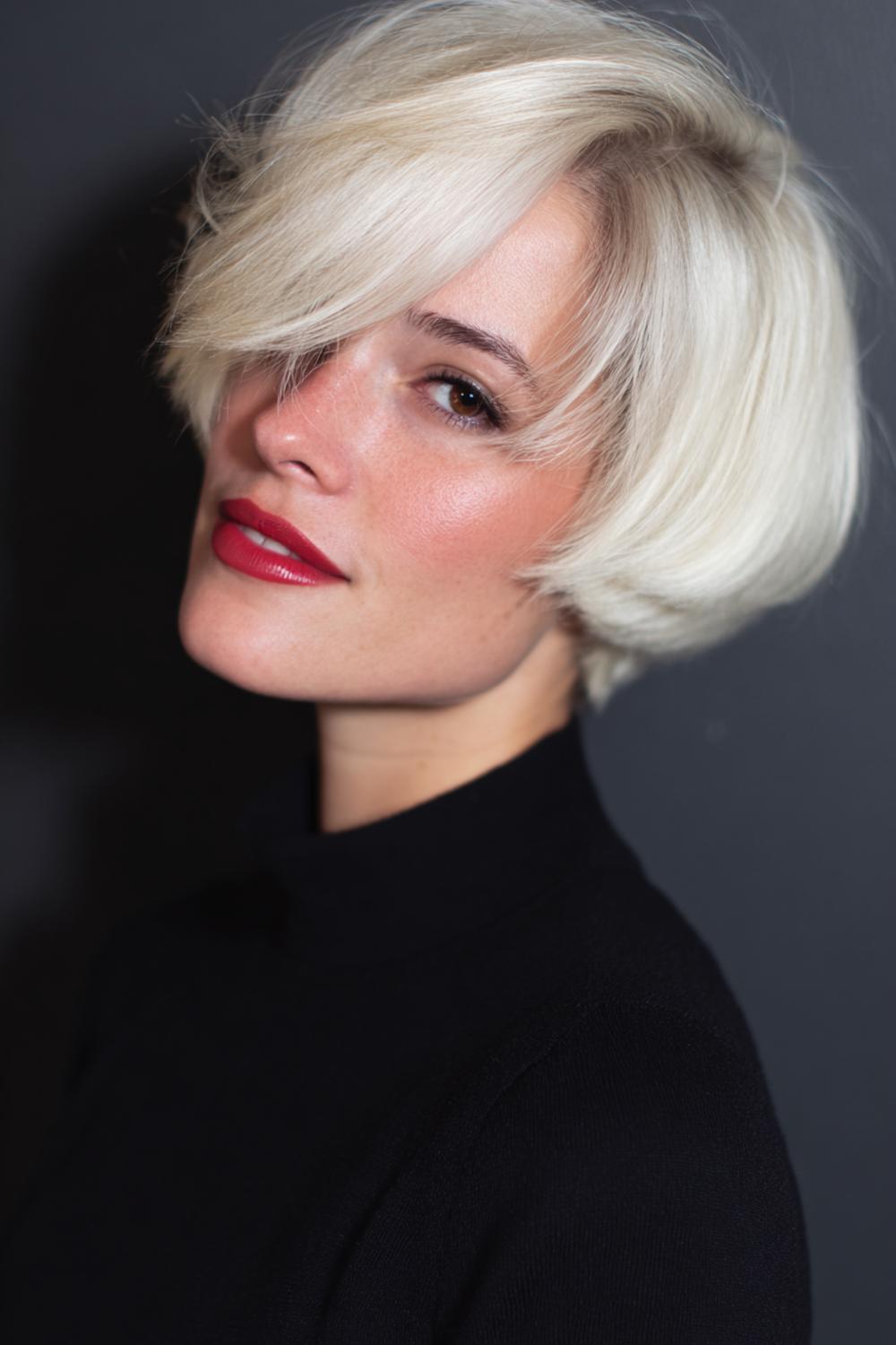 2. Kurzhaar Frisuren 2026 als Micro-Bob mit stumpfer Kante und Mittelscheitel