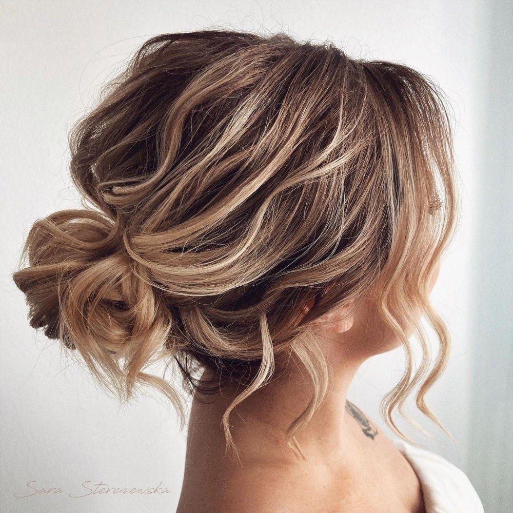 Lässiger Messy Low Bun bei kurzem Bob