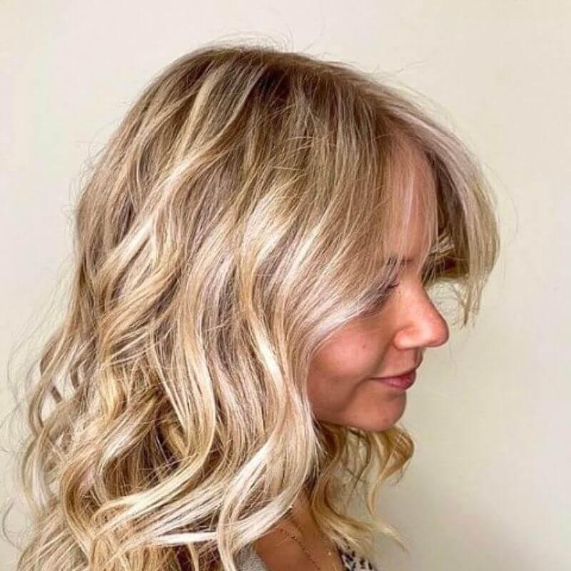 Blonde Stufen mit lockeren Wellen