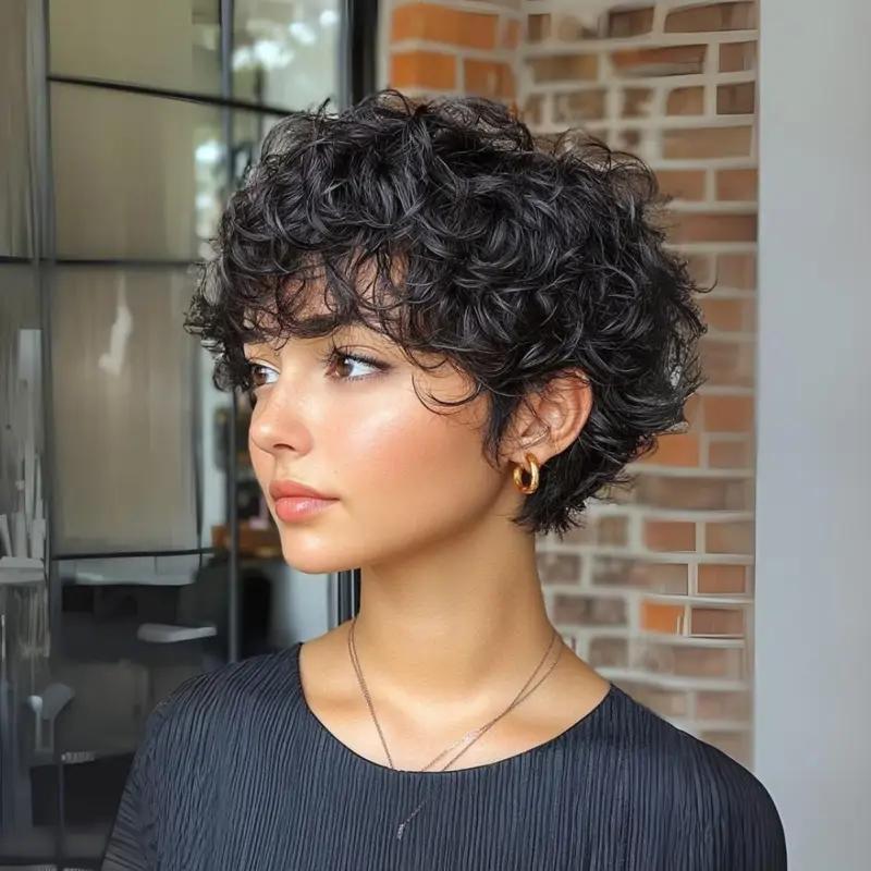 Lockiger Bixie Cut schwarze Naturlocken