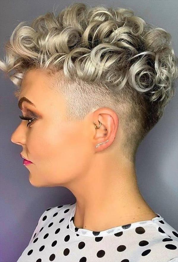 Lockiger blonder Pixie Undercut