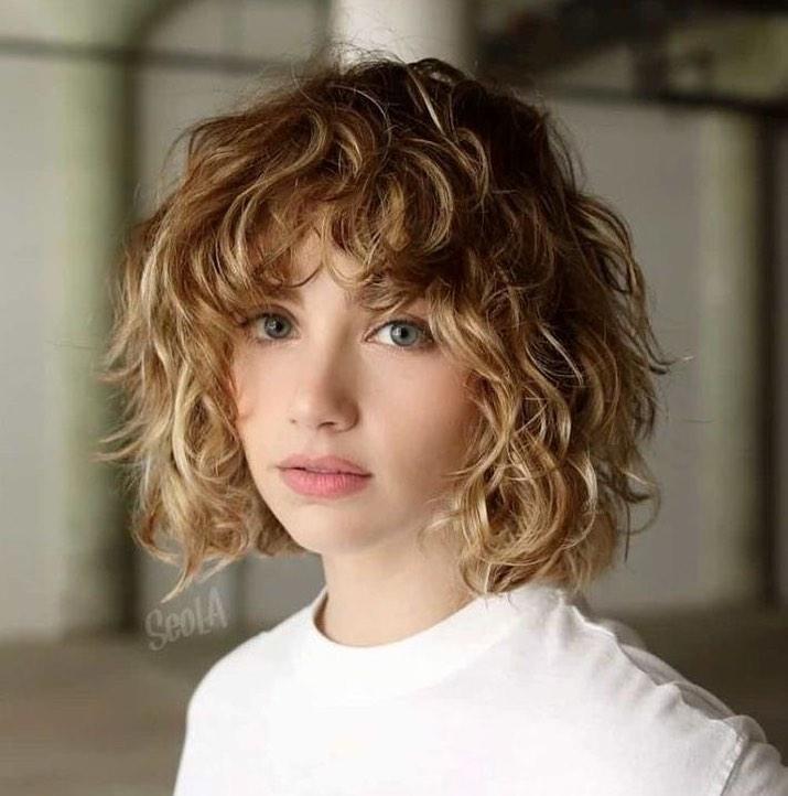 Feines Haar lockiger Bob Pony