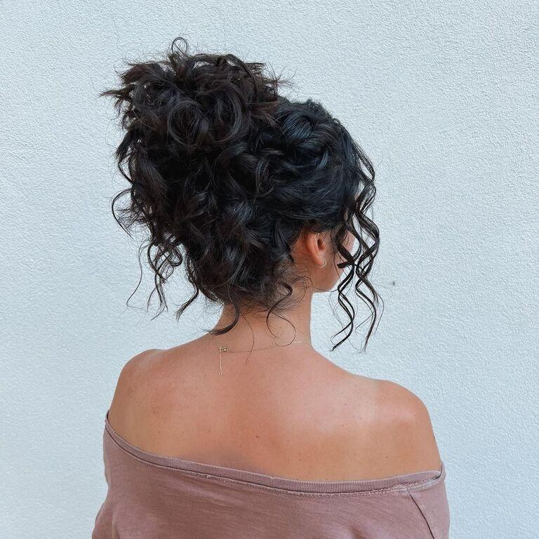 Lockiger Messy Bun mit voluminösen natürlichen Locken
