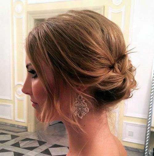 Low Bun mit tiefem Seitenscheitel
