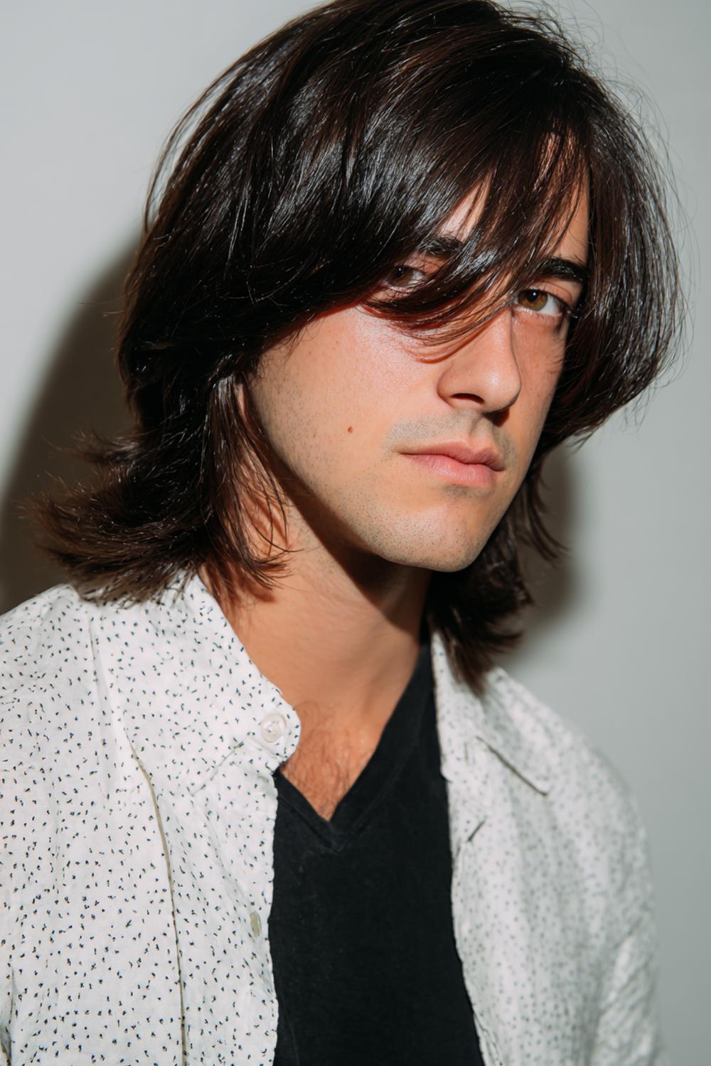 13. Männer Frisuren 2026: Curtain Bangs mit Mittelscheitel und sanftem Face-Framing