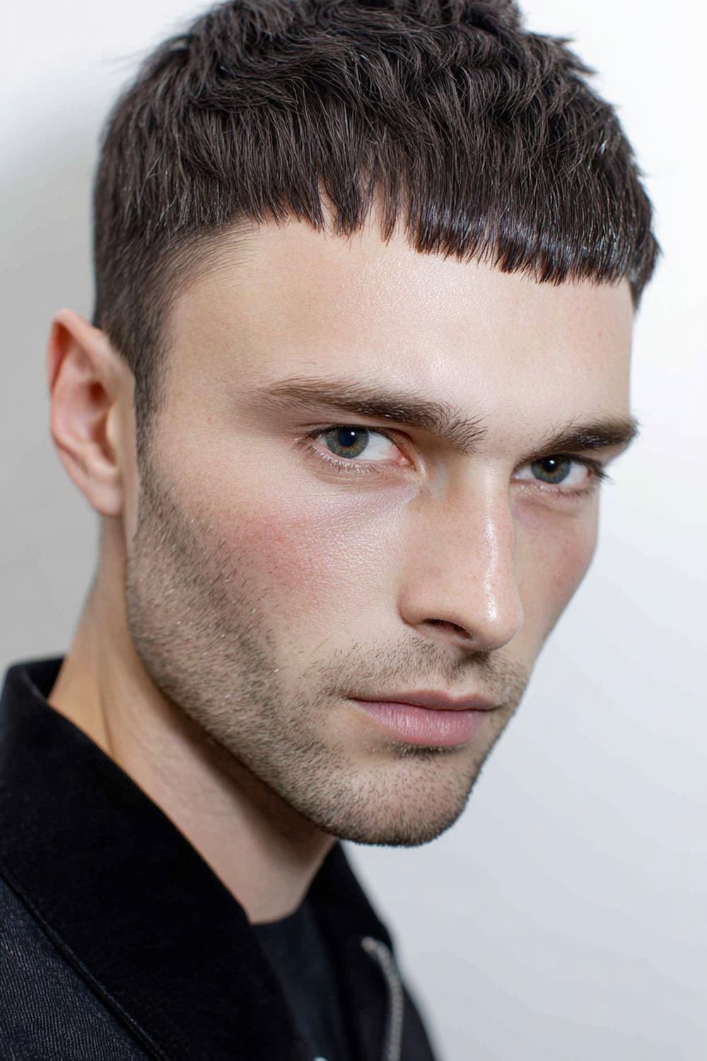 17. Männer Frisuren 2026: Caesar Cut mit gerader Frontlinie und kompakter Form