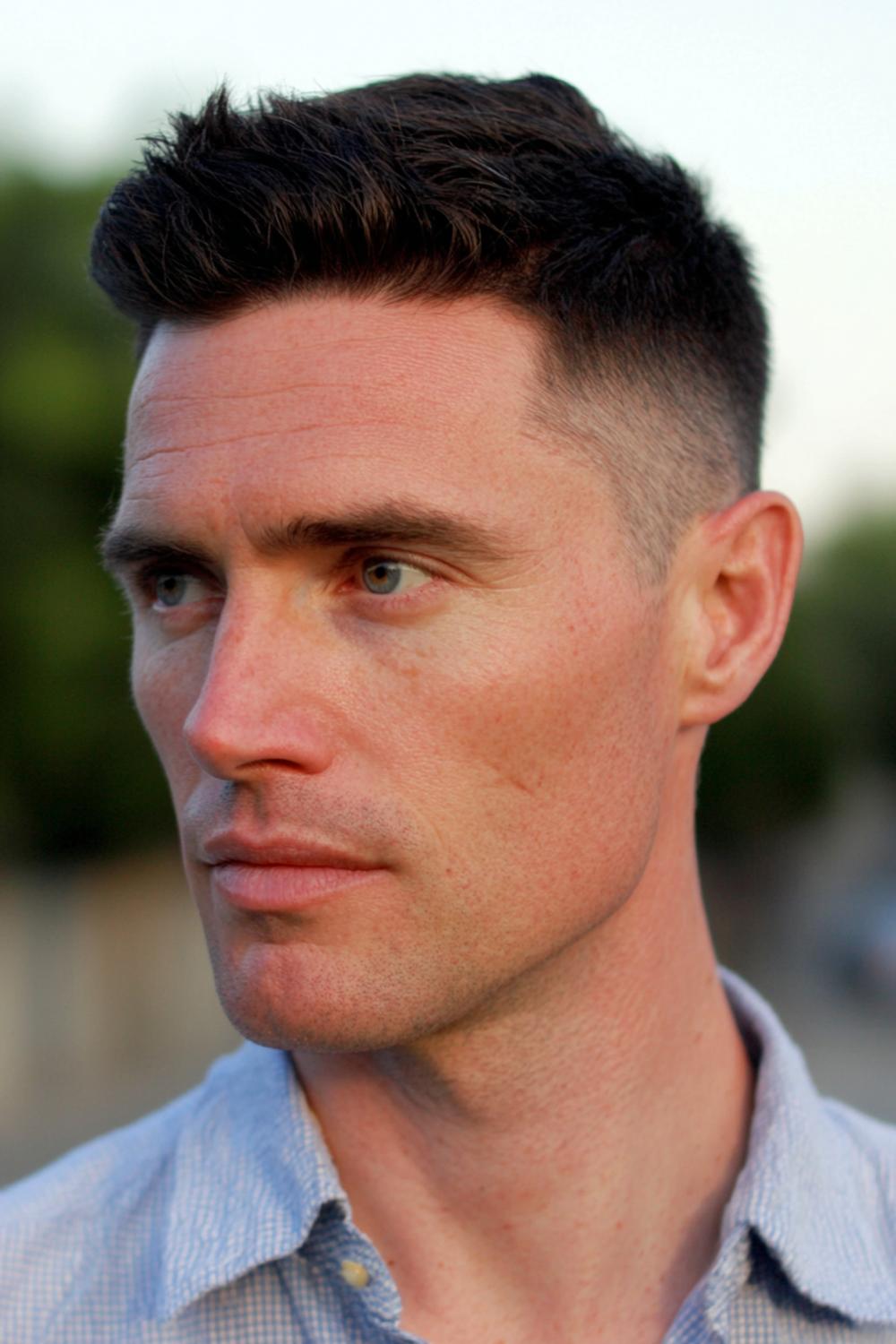 19. Männer Frisuren 2026: Crew Cut mit leichtem Brush-up und weichem Schatten-Fade