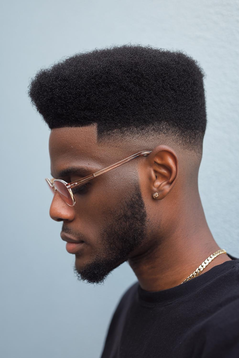 21. Männer Frisuren 2026: Afro Taper mit runder Form und sauberer Schläfenlinie