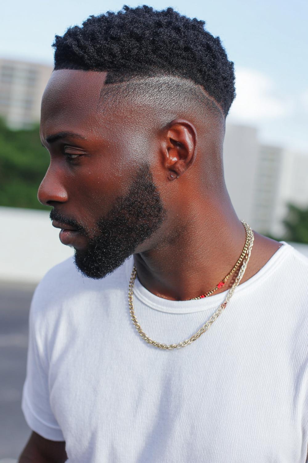 22. Männer Frisuren 2026: Twists Fade mit klaren Partings und glänzender Definition