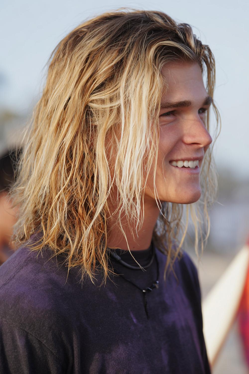 27. Männer Frisuren 2026: Surfer Hair mit sonnigem Finish und salziger Textur