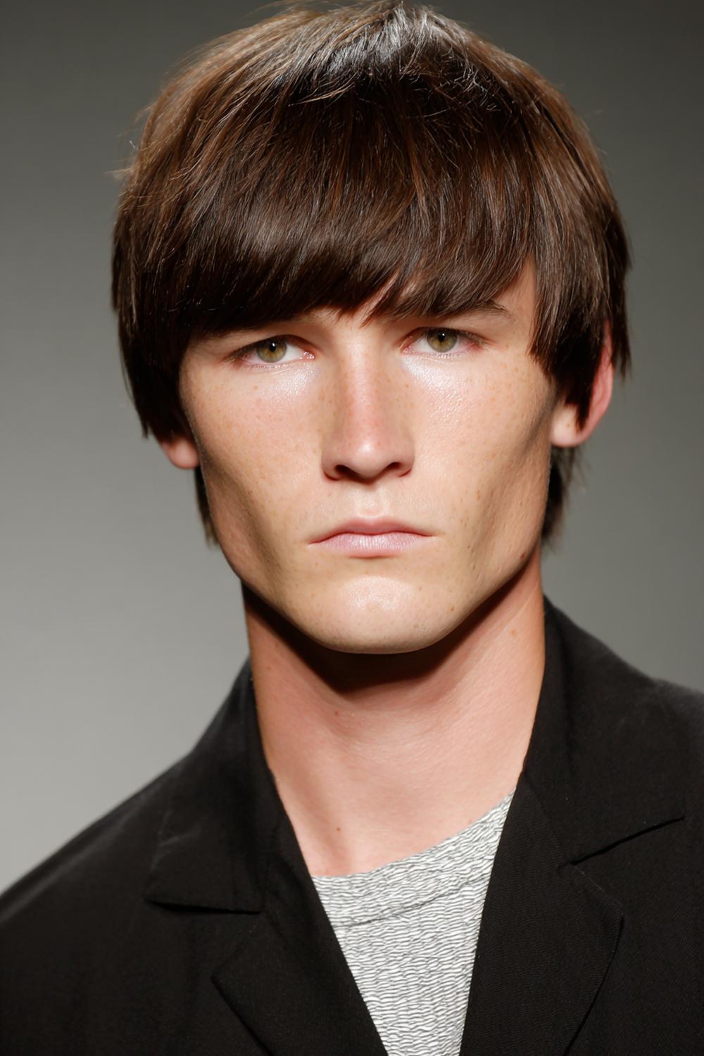 34. Männer Frisuren 2026: Blunt Fringe Cut mit gerader Ponykante und dichter Textur