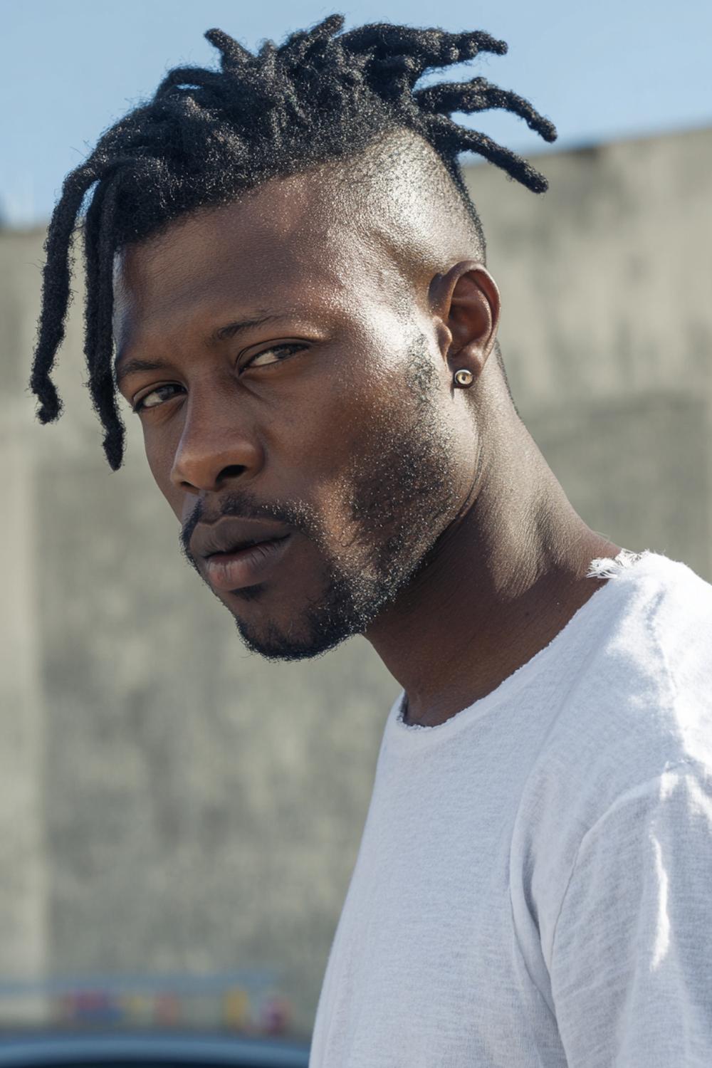 35. Männer Frisuren 2026: Short Dreads mit sauberem Fade und definierter Spitzenform