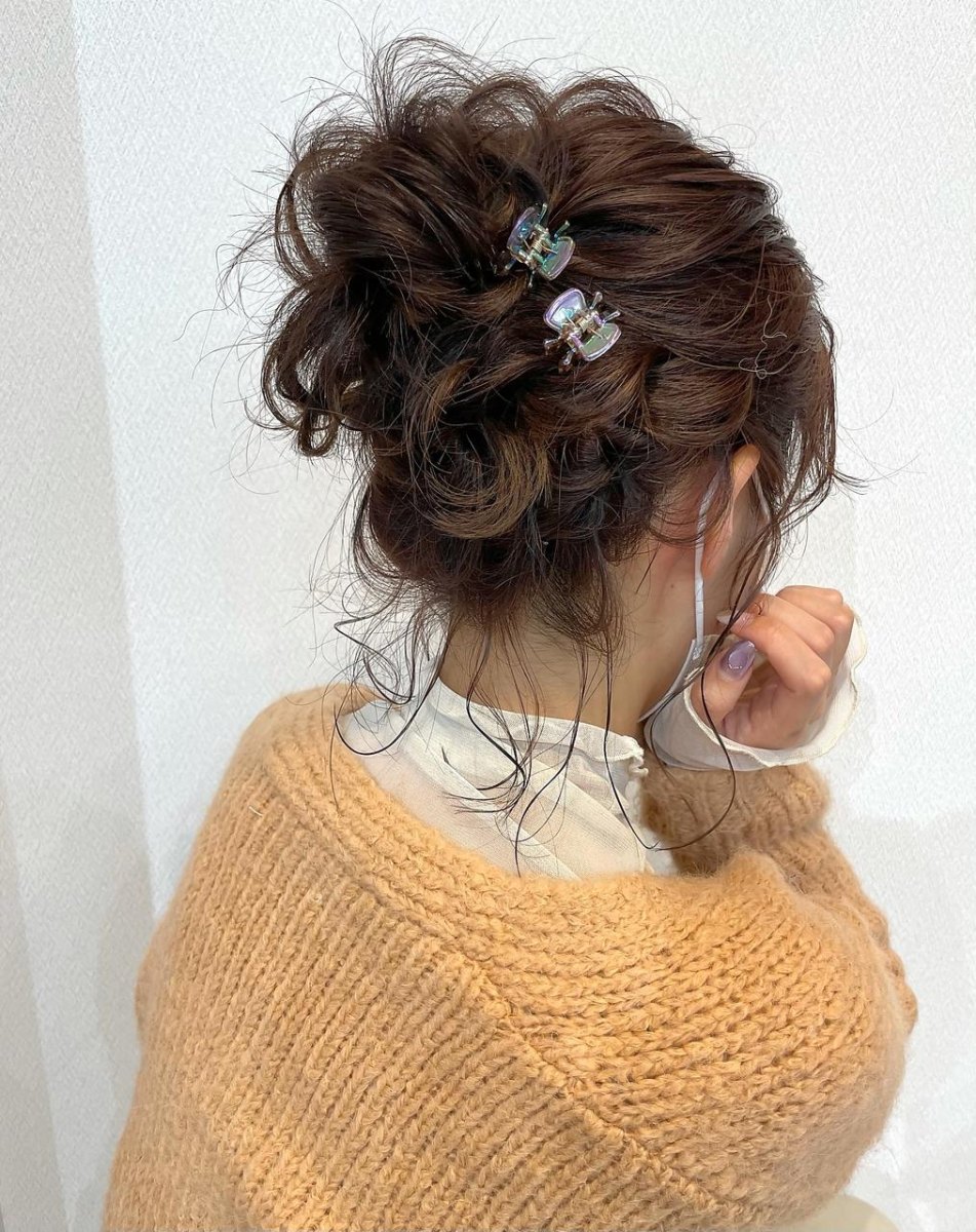 Messy Bun mit Haar Accessoires