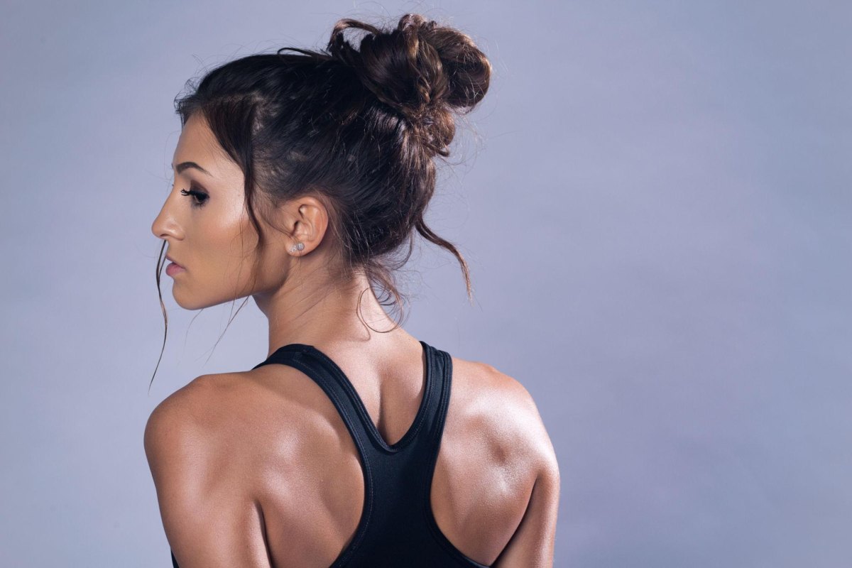 Kompakter hoher Messy Bun für den Sport