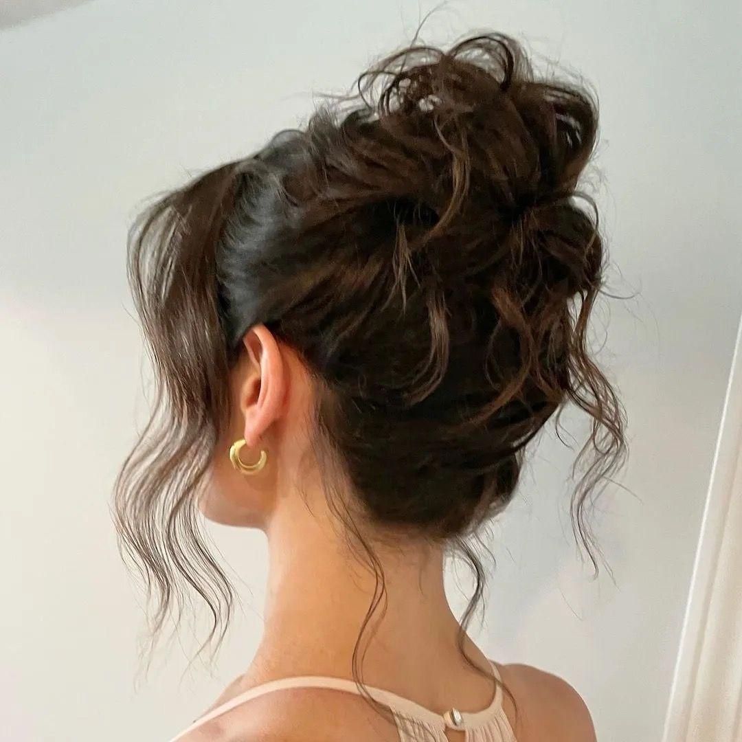 Voluminöser Messy Bun für dickes braunes Haar