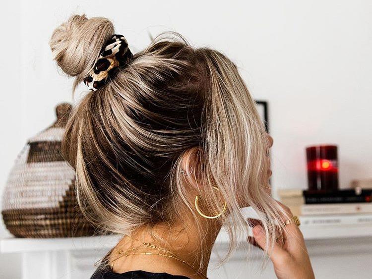Messy Bun mit Haargummi