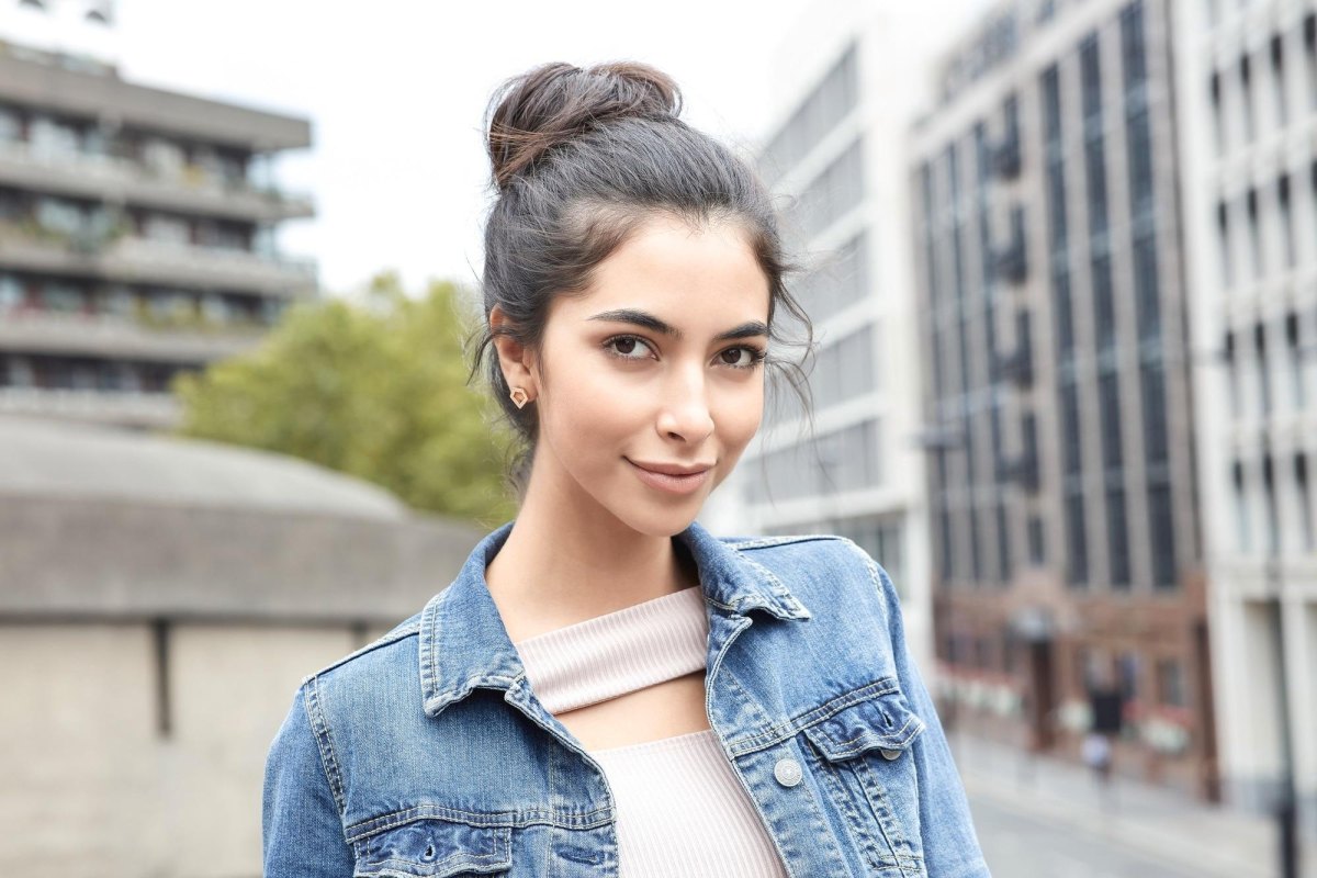 Lässiger Alltags-Messy-Bun mit natürlicher Textur