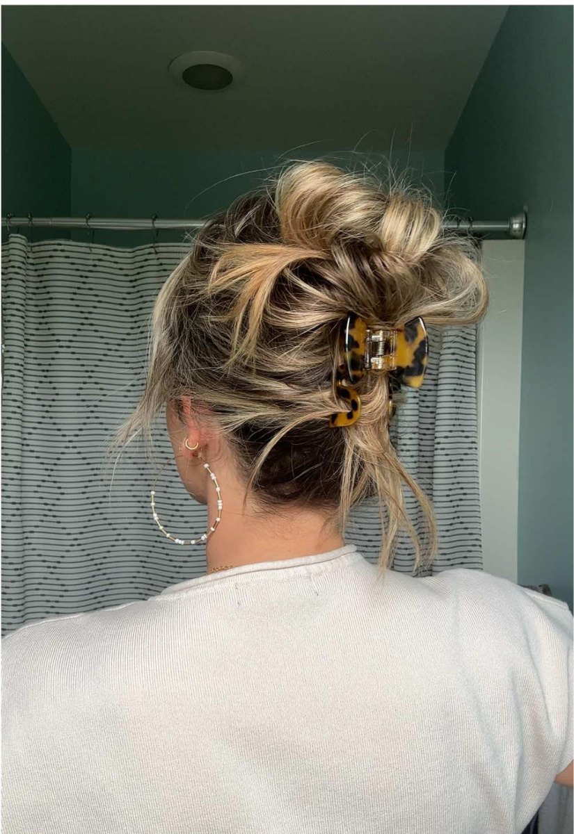 Messy Bun mit Haarklammer