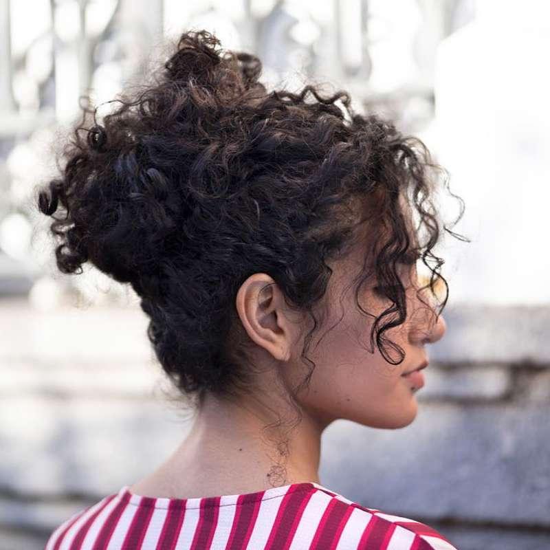 Messy bun mit locken klassischer hoher Dutt
