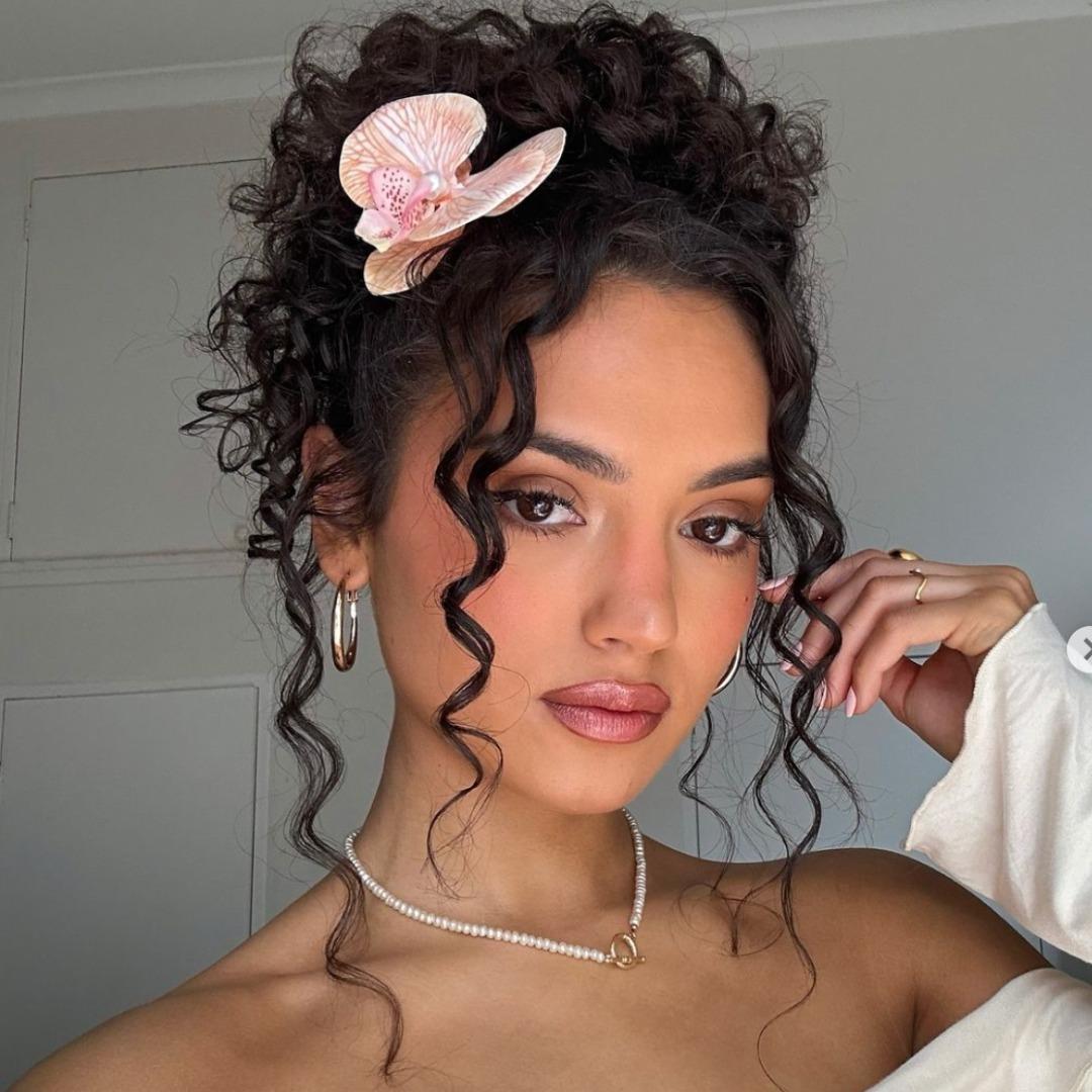 Messy bun mit locken als natürlicher Alltagsstyle
