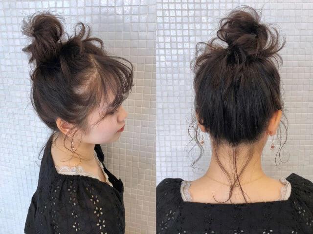 Hoher Messy Bun mit mehreren dunklen Haargummis