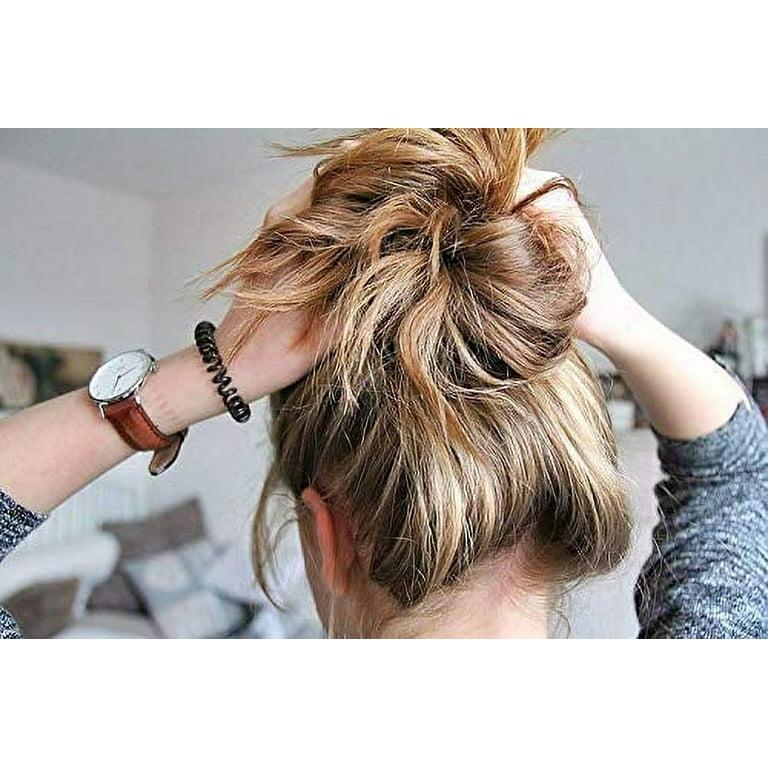 Blonder Messy Bun mit schwarzem Spiral-Haargummi