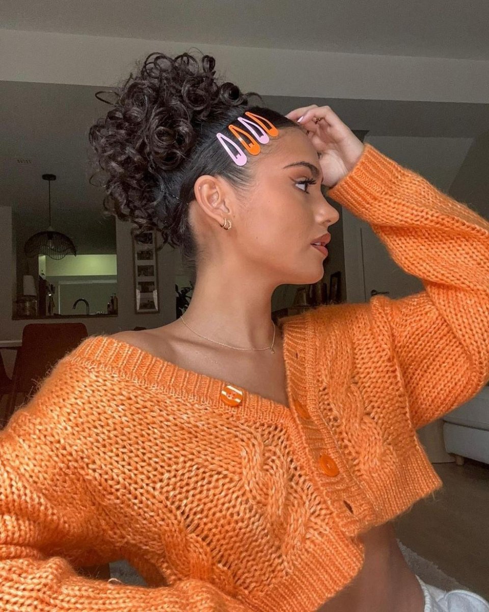 Curly Bun mit Haarspangen